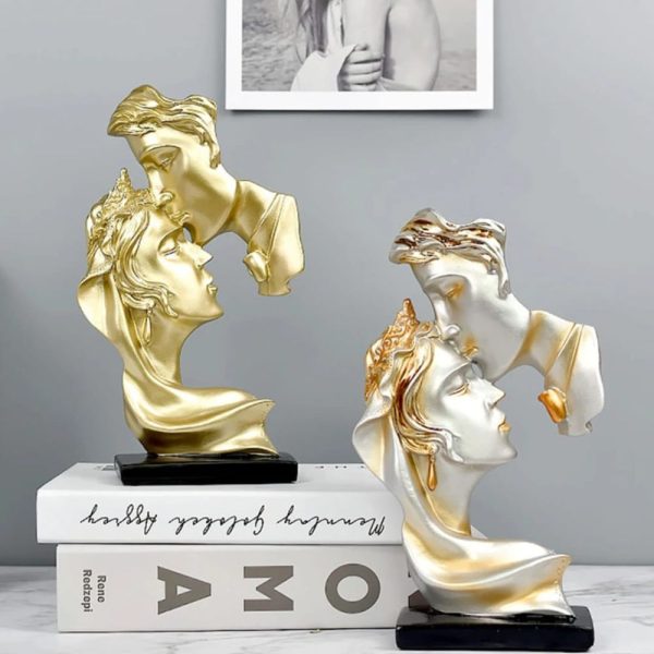 Kiss Couple Statue